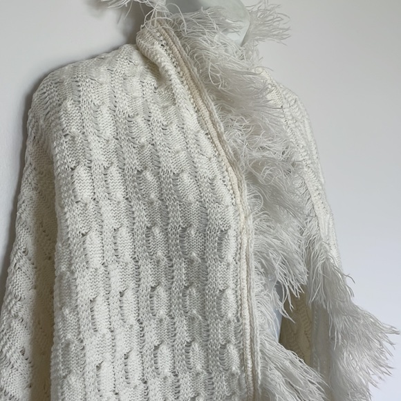 Classic cable knit fringed shawl - Picture 4 of 9